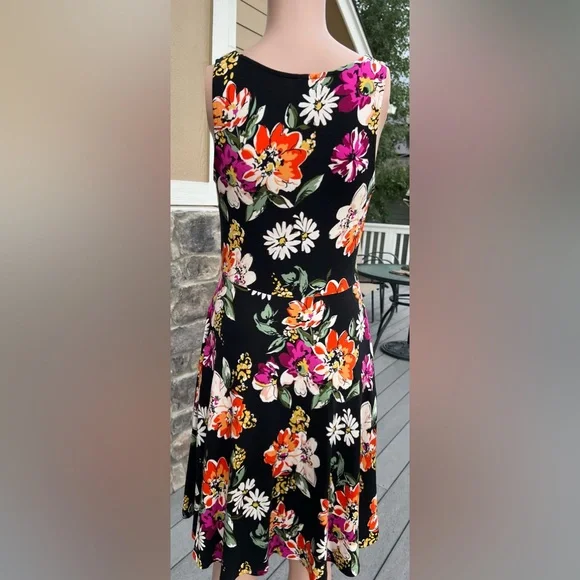 Agnes and Dora Floral Dress - Picture 3 of 11